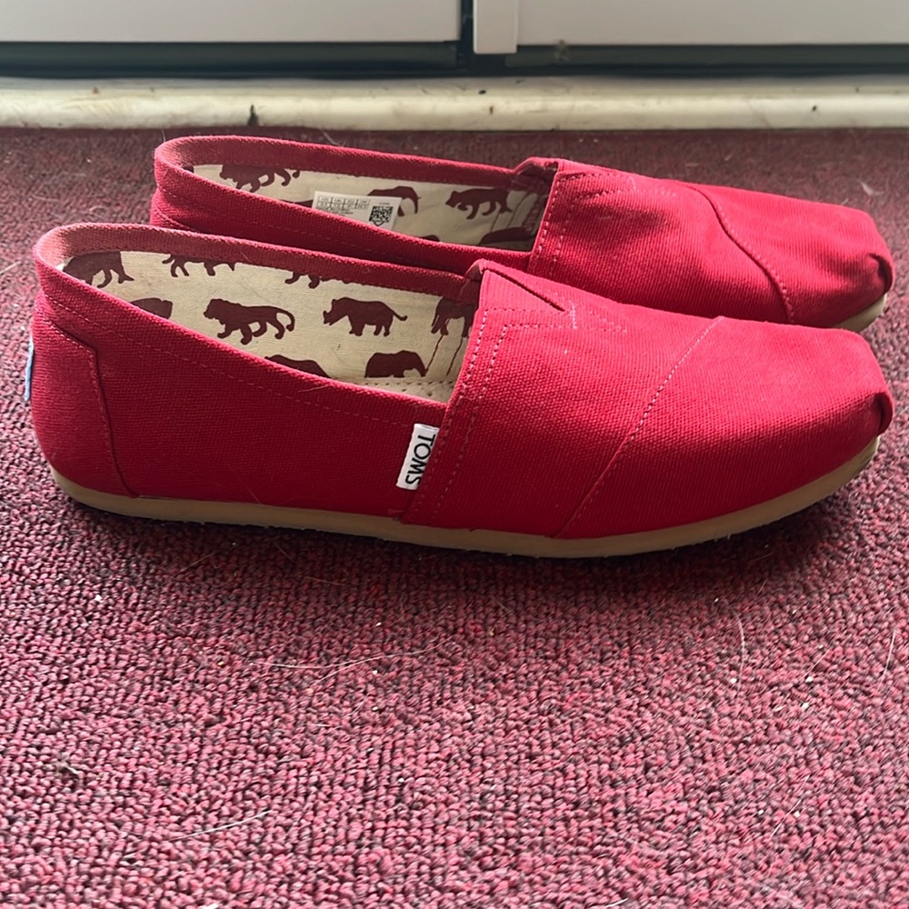 Red Tom’s. Worn twice, great condition. Men’s 8 1/2